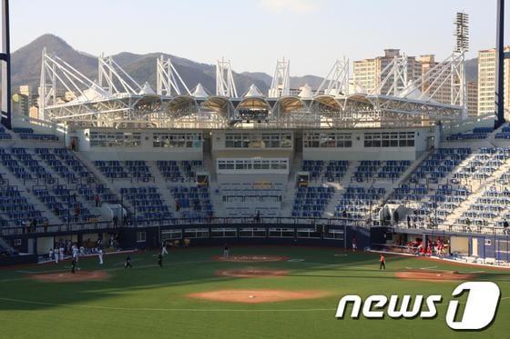 본문 이미지 - 최근 새단장한 마산야구장이 NC다이노스의 퓨처스리그 임시 홈구장으로 사용될 예정이다. 사진은 마산야구장 내부 전경(사진제공=창원시청) © News1 남경문 기자