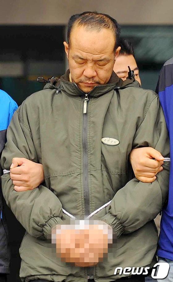 본문 이미지 - 수원 토막살인 사건의 피의자 오원춘(42)이 10일 오전 검찰로 송치되기 위해 경기 수원 남부경찰서를 나서고 있다. 2012.4.12/뉴스1 (경인일보 제공) © News1   방인권 인턴기자