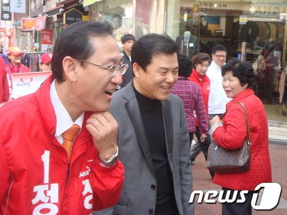 본문 이미지 - 선거 전 마지막 주말 인천 부평갑 새누리당 정유섭 후보가 송골매 출신 가수 구창모씨와 함께 부평시장을 돌며 막판표심 잡기에 나섰다. 사진은 정 후보와 구창모씨의 모습. © News1 