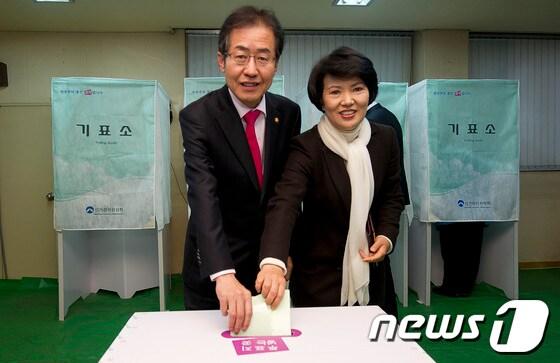 본문 이미지 - 서울 동대문을에 출마한 새누리당 홍준표 후보 내외가 제19대 국회의원선거날인 11일 오전 서울 동대문구 전농2동 SK뷰아파트에 마련된 제2투표소에서 투표를 하고 있다. © News1 이명근 기자