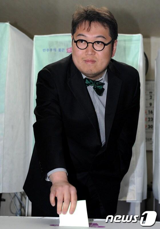 본문 이미지 - 민주통합당 김용민 후보(노원갑)가 제19대 국회의원 총선거일인 11일 오전 서울 노원구 공릉동 동신아파트 경로당에 마련된 투표소에서 투표를 하고 있다.  © News1 박정호 기자