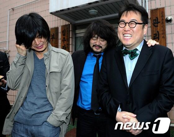본문 이미지 - 민주통합당 김용민 후보(노원갑)가 제19대 국회의원 총선거일인 11일 오전 서울 노원구 공릉동 동신아파트 경로당에 마련된 투표소에서 투표를 마친 뒤 나꼼수 멤버 김어준, 주진우의 격려를 받고 있다. 전국 1만 3470곳의 투표소에서 지역구 246명, 비례대표 54명 등 모두 300명의 국회의원을 선출하는 이번 선거 운동기간 막판에 새누리당은 '거대 야당 견제론', 민주통합당은 '정권심판론', 통합진보당은 정권심판론과 함께 '원내교섭단체 구성 목표', 자유선진당은 '제3 대안세력' 등으로 맞섰다. 19대 국회의원의 임기는 다음 달 30일 시작해 4년간으로 이들의 월급은 1천만 원 정도이고 연간 의원 1인당 보좌관 급여, 차량유지 등으로 4억 여원이 국비로 지출된다. 2012.4.11/뉴스1 © News1 박정호 기자