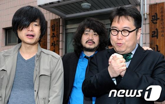 본문 이미지 - 민주통합당 김용민 후보(노원갑)가 제19대 국회의원 총선거일인 11일 오전 서울 노원구 공릉동 동신아파트 경로당에 마련된 투표소에서 투표를 마친 뒤 나꼼수 멤버 김어준, 주진우의 격려를 받고 있다. 전국 1만 3470곳의 투표소에서 지역구 246명, 비례대표 54명 등 모두 300명의 국회의원을 선출하는 이번 선거 운동기간 막판에 새누리당은 '거대 야당 견제론', 민주통합당은 '정권심판론', 통합진보당은 정권심판론과 함께 '원내교섭단체 구성 목표', 자유선진당은 '제3 대안세력' 등으로 맞섰다. 19대 국회의원의 임기는 다음 달 30일 시작해 4년간으로 이들의 월급은 1천만 원 정도이고 연간 의원 1인당 보좌관 급여, 차량유지 등으로 4억 여원이 국비로 지출된다. 2012.4.11/뉴스1 © News1   박정호 기자