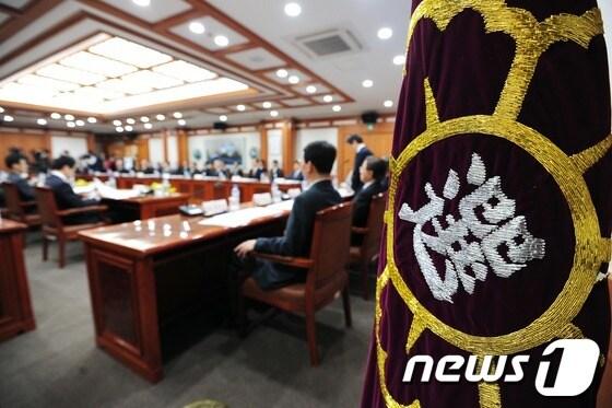 본문 이미지 - 지난 3월 19일 과천 중앙선거관리위원회에서 열린 중앙 및 전국 시도 선관위 위원장회의에서 김능환 위원장이 인사말을 하고 있다. © News1 이석호 기자