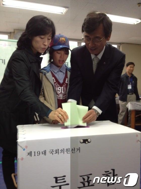 본문 이미지 - 유시민 통합진보당 공동대표는 11일 고양시 덕양구 화수중학교에서 아내 한경혜씨와 아들과 함께 투표를 하고 있다.© News1 