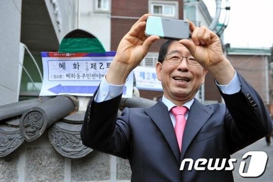 본문 이미지 - 박원순 서울시장이 11일 오전 서울 혜화동 주민센터에서 투표 인증사진을 찍고 있다.2012.4.11/뉴스1(서울시 제공) © News1   이동근 인턴기자