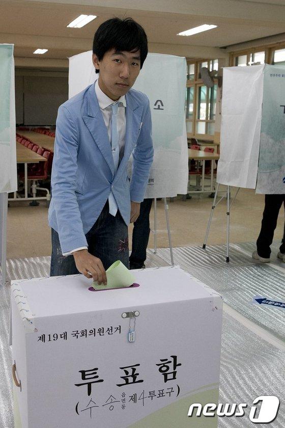 본문 이미지 - 군산선거구 최연소자인 이상훈씨가 소중한 한표를 행사하고 있다. © News1 