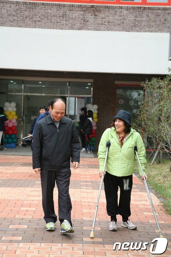 본문 이미지 - 거동이 불편한 부모씨가 11일 (사)제주특별자치도장애인총연합회의 도움을 받아 투표를 마친 뒤 제주시 화북주공아파트내 투표소에서 나오고 있다. © News1 제주취재본부 