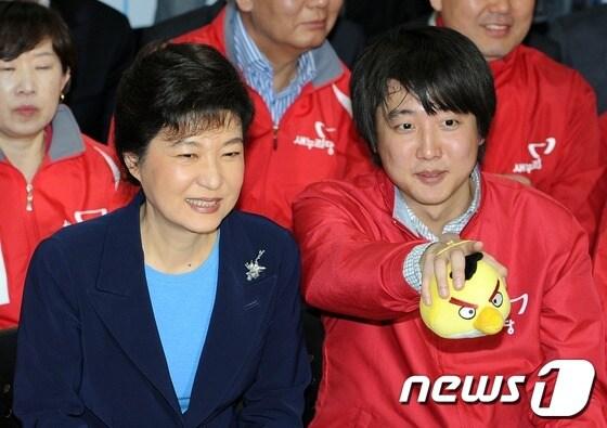 본문 이미지 - 2012년 4월 11일 당시 새누리당 박근혜 선거대책위원장과 이준석 비상대책위원이 19대 총선 방송사 출구조사 결과를 지켜보고 있다. ⓒ 뉴스1 DB