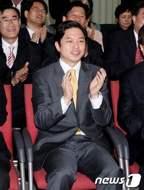 본문 이미지 - 서울 중구 민주통합당 정호준 후보가 신당동 선거사무소에서 출구조사 발표를 보며 환호하고 있다.© News1 홍봉진 기자