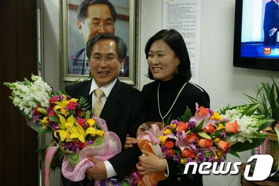 본문 이미지 - 전남 곡성ㆍ구례 국회의원 당선자인 우윤근 민주통합당 후보가 부인과 꽃다발을 들고 기뻐하고 있다.© News1 서순규 기자 