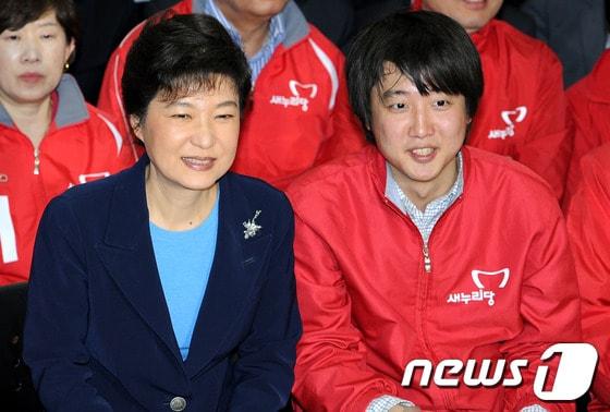 본문 이미지 - 지난 4월 11일 이준석 새누리당 전 비상대책위원(오른쪽)이 박근혜 당시 비대위원장과 서울 여의도 당사에서 19대 총선 방송사 출구조사 결과를 지켜보고 있다. 2012.4.11/뉴스1 © News1 이종덕 기자