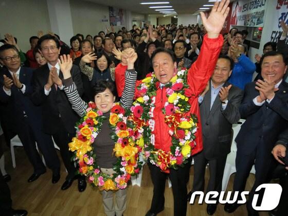 본문 이미지 - 4.11총선 경북 포항남ㆍ울릉  새누리당 김형태 후보가 11일 저녁 선거캠프 사무소에서 개표 방송을 지켜보던 중 당선이 유력해지자 부인과 함께 자축하고 있다.  2012.4.11/뉴스1 © News1   최창호 기자