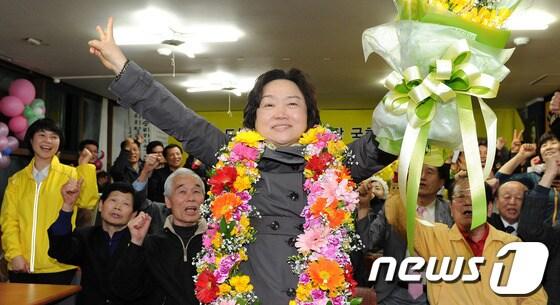 본문 이미지 - 19대 총선 서울 도봉갑 지역에 출마한 민주통합당 인재근 후보가 11일 저녁 서울 도봉구 창동 사무실에서 당선이 확실시되자 지지자들과 함께 기뻐하고 있다.  © News1 박지혜 인턴기자