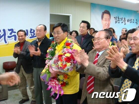 본문 이미지 - 민주통합당 고창부안 김춘진 후보가 당선을 확정짓고 지지자들과 환호하고 있다.© News1 박제철 기자