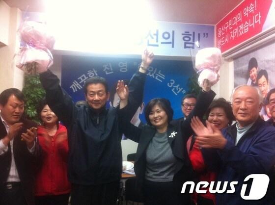 본문 이미지 - 선거 당선을 확신하고 기뻐하는 진영 후보와 부인.© News1 