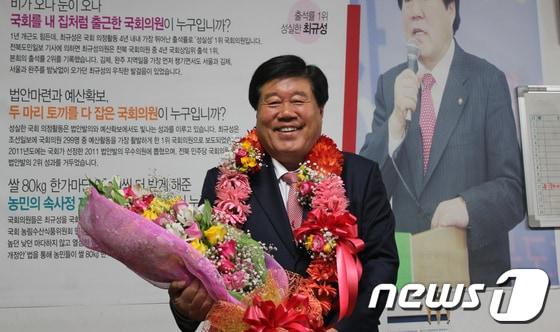 본문 이미지 - 11일 치러진 제19대 총선에서 민주통합당 최규성(김제.완주)후보가 당선의 영예를 안았다./사진=최규성 선거캠프© News1 박원기 기자