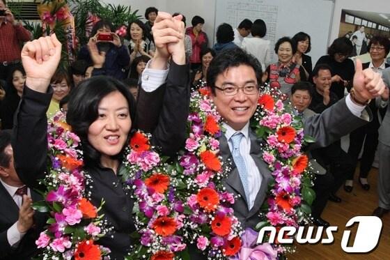 본문 이미지 - 대구 달서갑 선거구에서 승리한 새누리당 홍지만 후보가 지지자들과 함께 기쁨을 나누고 있다© News1 