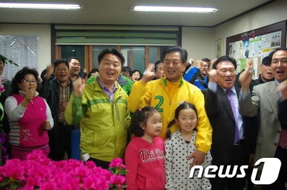 본문 이미지 - 4·11총선 개표결과 인천 계양구갑 민주통합당 신학용 후보가 당선이 확정되자 선거사무소 관계자 및 소식을 듣고 온 지역주민들이 환호하고 있다. © News1 