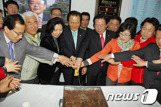 본문 이미지 - 경기 광주시 새누리당 노철래 당선자가 떡케익을 자르며 당선을 자축하고 있다. © News1 