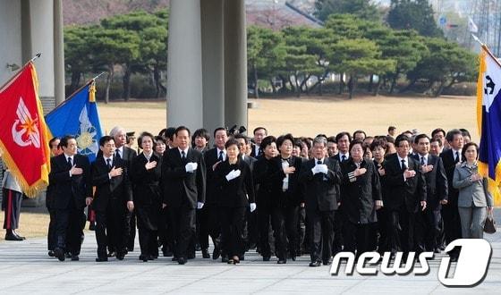 본문 이미지 - 제 19대 국회의원 선거에서 사실상 승리한 새누리당 박근혜 비대위원장과 지도부, 당선자들이 12일 오전 서울 동작동 국립서울현충원을 찾아 참배하고 있다.2012.4.12/뉴스1 © News1 한재호 기자