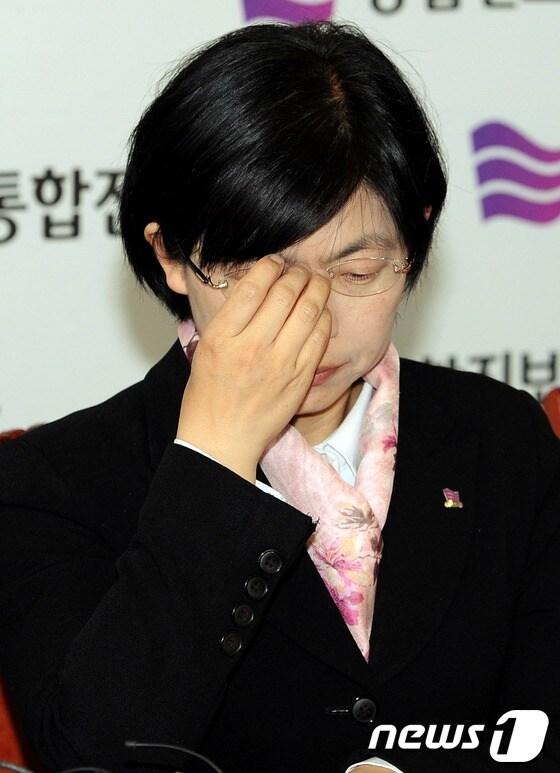 본문 이미지 - 12일 서울 여의도 국회의사당에서 열린 통합진보당 대표단회의에서 이정희 공동대표가 안경을 고쳐쓰고 있다. © News1 이종덕 기자