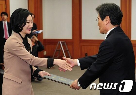 본문 이미지 - 문정림 자유선진당 대변인이 지난 4월 12일 경기도 과천 중앙선거관리위원회에서 김능환 위원장으로부터 국회의원 당선증을 전달받고 있다.  2012.4.12./뉴스1 © News1 이정선 인턴기자