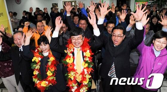 본문 이미지 - 이번 총선에서 인천 계양구을에 출마한 민주통합당 최원식 후보가 당선이 확정되자 지지자들과 기뻐 하고 있다(사진제공=최원식 당선자 선거사무소)