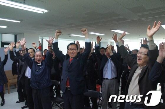본문 이미지 - 이번 총선에서 인천 부평구갑에 출마한 민주통합당 문병호 당선자가 당선이 확정되자 지지자들과 만세를 부르고 있다. © News1 