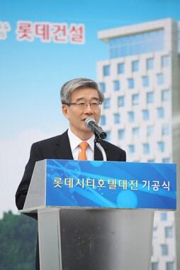 본문 이미지 - 송용덕 롯데호텔 대표가  롯데시티호텔대전 기공식에서  인사말을 하고 있다.© News1 