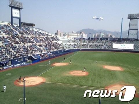 본문 이미지 - NC다이노스의 2013시즌 홈구장인 마산야구장 전경. © News1 