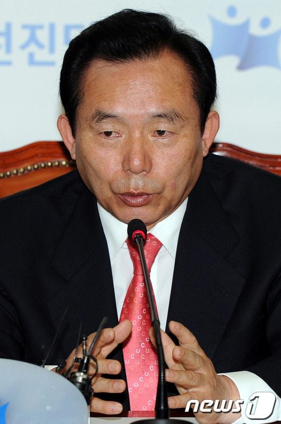 본문 이미지 - 이인제 자유선진당 비상대책위원장이 16일 국회 당대표실에서 