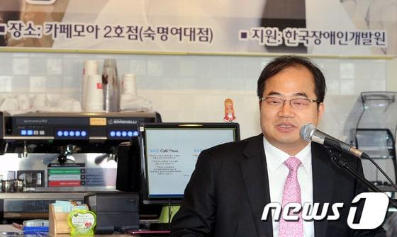 본문 이미지 - 16일 오후 서울 용산구 청파동에 세계 최초 시각장애인 바리스타가 운영하는 커피전문점 ‘카페모아’ 2호점, 숙명여대점 개점식에서 최동익 실로암시각장애인복지관장이 인사말을 하고 있다. 카페모아는 장애인과 이웃이 함께 삶은 나누는 공간으로써 지난 2009년 4월 서울 봉천동에 1호점을 개점했고 한국장애인개발원의 지원으로 2호점을 개업하게 됐다. 2012.4.16/뉴스1 © News1 이동근 인턴기자