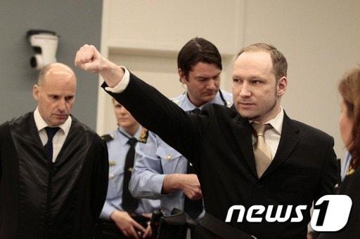 본문 이미지 - 노르웨이의 극우테러범 아네르스 베링 브레이비크가 재판 첫날인 16일 법정에 들어서며 나치식 경례를 하고 있다. © AFP=News1 