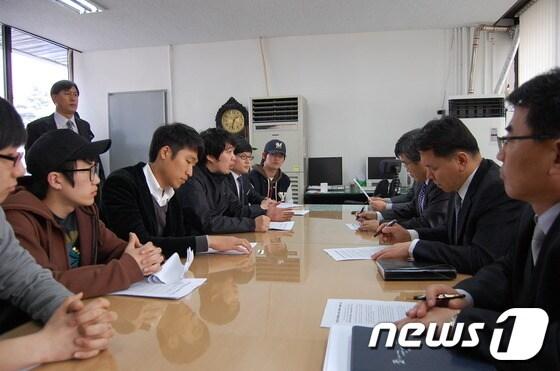 본문 이미지 - 16일 연세대학교 총학생회 간부들이 인천시청 관계자들과 면담을 갖고 (송도)국제캠퍼스의 현황에 대해 논의하고 있다. © News1 