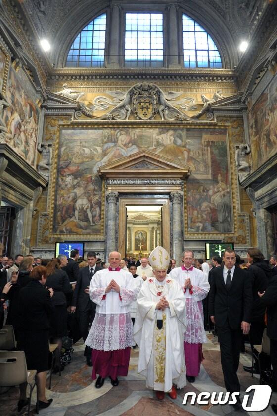 본문 이미지 - 교황 베네딕토 16세(85)가 16일 탄생 85년 경축행사에 참석하기위해 바티칸 바오로 성당에 들어서고 있다. ©AFP= News1 