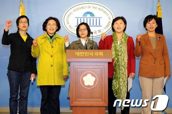 본문 이미지 - 민주통합당 19대 국회의원 여성 당선자들이 17일 오전 국회 정론관에서 기자회견을 열고 성폭행 의혹이 제기된 새누리당 김형태 당선자의 사퇴를 촉구하고 있다. 왼쪽부터 장하나, 유승희, 전순옥, 서영교, 남인순 당선자.2012.4.17/뉴스1 © News1 이광호 기자