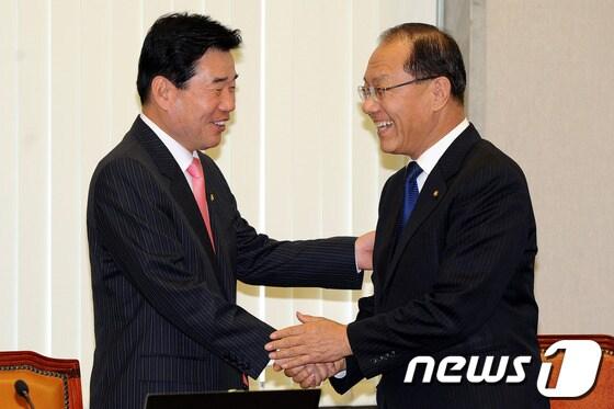 본문 이미지 - 새누리당 황우여 원내대표(오른쪽)와 민주통합당 김진표 원내대표가 17일 오후 국회선진화법(국회법 일부개정안)을 심사하기 위해 국회에서 열린 운영위 전체회의에서 반갑게 인사나누고 있다.2012.4.17/뉴스1 © News1 이광호 기자