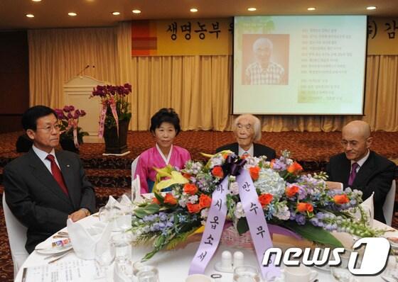 본문 이미지 - 한국 유기농업의 아버지 원경선 원장의 백수연이 17일 서울 세종로 세종문화회관에서 열렸다.  사진 왼쪽부터 원혜영 의원, 원혜덕, 원경선 원장, 남승우 풀무원홀딩스 총괄사장.(사진=풀무원 제공)© News1  