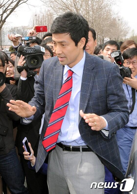 본문 이미지 - 문대성 새누리당 당선자가 18일 서울 여의도 국회의사당에서 기자들의 질문에 답변하고 있다. © News1 이종덕 기자