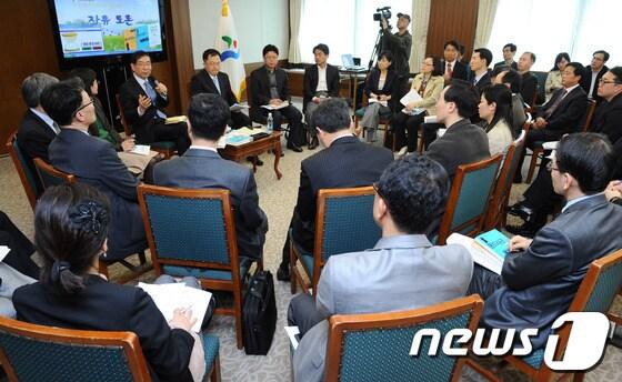 본문 이미지 - 박원순 서울시장이 18일 시청 간담회장에서 열린 직원들과의 독서토론 모임 '서로함께'에 참여해 토론을 벌이고 있다. © News1 