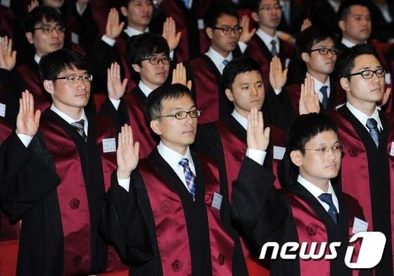 본문 이미지 - 지난 4월 2일 과천정부청사 대강당에서 열린 신임 검사 임관식. © News1 오대일 기자