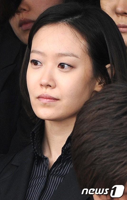 본문 이미지 - MBC '프리랜서 앵커 채용 규탄 기자회견'이 열린 지난해 4월 2일 오전 서울 여의도 MBC에서 문지애 아나운서가 참석자들의 발언을 경청하고 있다. 이날 기자회견에서 아나운서들은 사측에 항의 표시로 검은 정장을 입고 참석했다. © News1   최진석 인턴기자