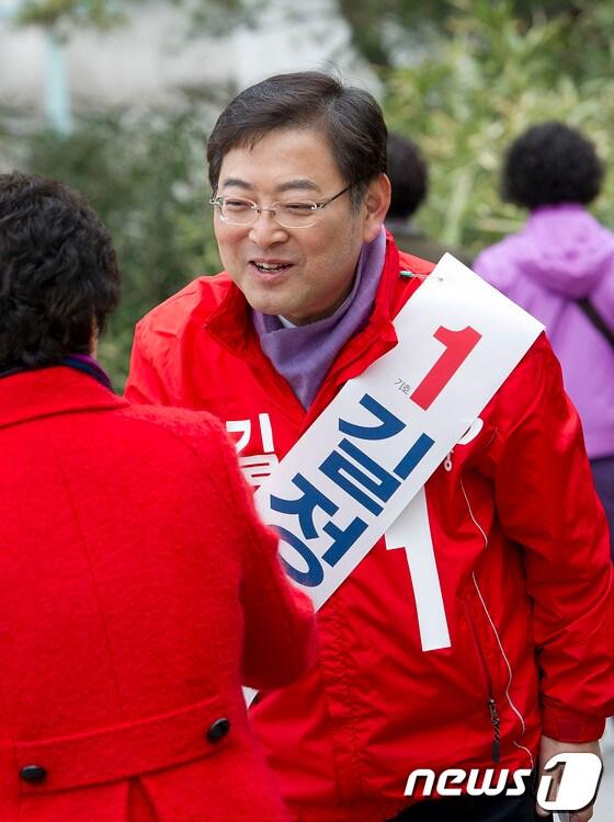 본문 이미지 - 양천(갑) 새누리당 길정우 후보가 2일 오후 서울 양천구 목동에서 유권자들과 인사를 나누며 지지를 호소하고 있다. © News1 이명근 기자