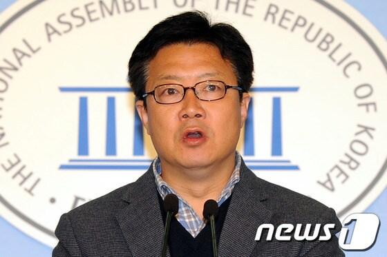 본문 이미지 - 무소속 정태근 후보가 2일 오후 국회 정론관에서 기자회견을 열고 민간인 불법사찰과 관련,