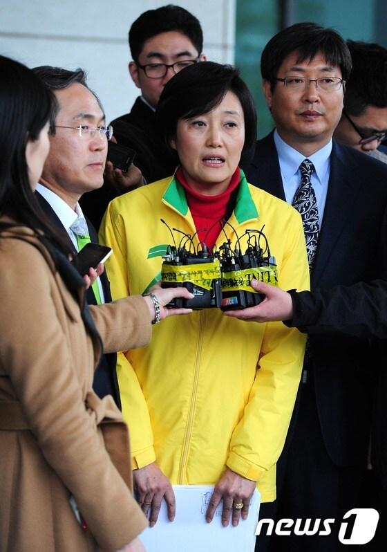 본문 이미지 - 민주통합당 박영선 ‘MB-새누리 심판 국민위원회’ 위원장과 우윤근 법사위원장, 이춘석 의원이 2일 대검찰청 방문을 마친 뒤 취재진의 질문에 답하고 있다. © News1 한재호 기자