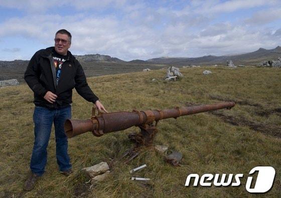 본문 이미지 - 포클랜드에 남아 있는 1982년 전쟁 당시 사용의 대포.© AFP=News1 