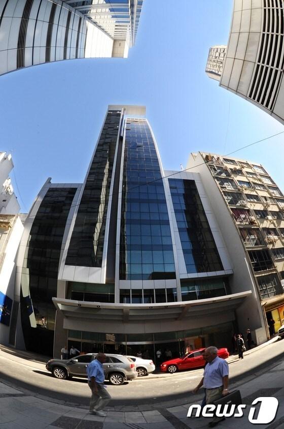 본문 이미지 - 아르헨티나 부에노스아이레스에 세계 최초로 축구 테마호텔이 들어섰다. 보카 호텔 정면 사진. ©AFP= News1 