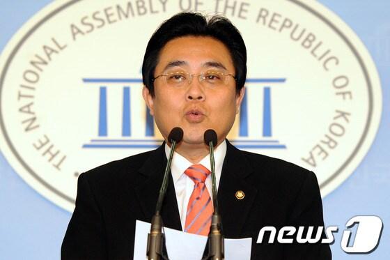 본문 이미지 - 민주통합당 전병헌 의원이 20일 오전 국회 정론관에서 원내대표 경선 출마 선언 기자회견을 하고 있다.2012.4.20/뉴스1 © News1 이광호 기자