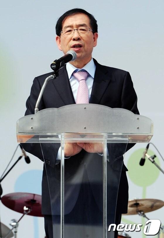 본문 이미지 - 박원순 서울시장이 20일 오후 '희망서울 누리축제'에서 인사말을 하고 있다. 2012.4.20/뉴스1 © News1   이정선 인턴기자